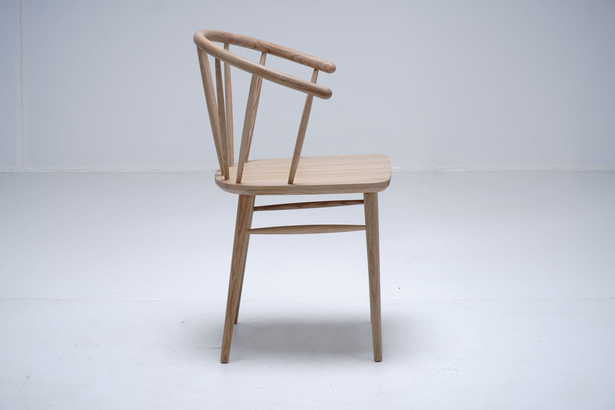 Chaise Céleste en chêne D913C, 54 × 52 × 84 cm, vue officielle 4. Autres meubles et décoration vendus séparément.