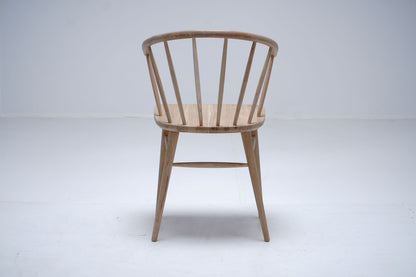Chaise Céleste en chêne D913C, 54 × 52 × 84 cm, vue officielle 5. Autres meubles et décoration vendus séparément.