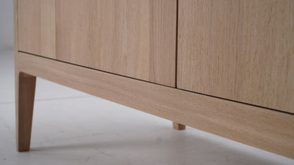 Buffet Ernest, 2 portes D921C, 120 × 45 × 81 cm, vue fabricant 6. Autres meubles et décoration vendus séparément.