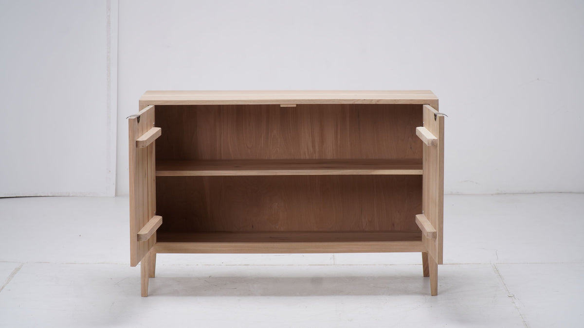 Buffet Ernest, 2 portes D921C, 120 × 45 × 81 cm, vue fabricant 4. Autres meubles et décoration vendus séparément.