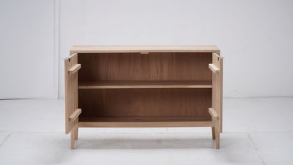 Buffet Ernest, 2 portes D921C, 120 × 45 × 81 cm, vue fabricant 4. Autres meubles et décoration vendus séparément.
