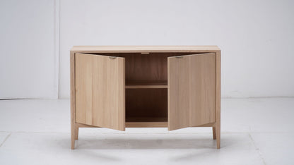 Buffet Ernest, 2 portes D921C, 120 × 45 × 81 cm, vue fabricant 3. Autres meubles et décoration vendus séparément.