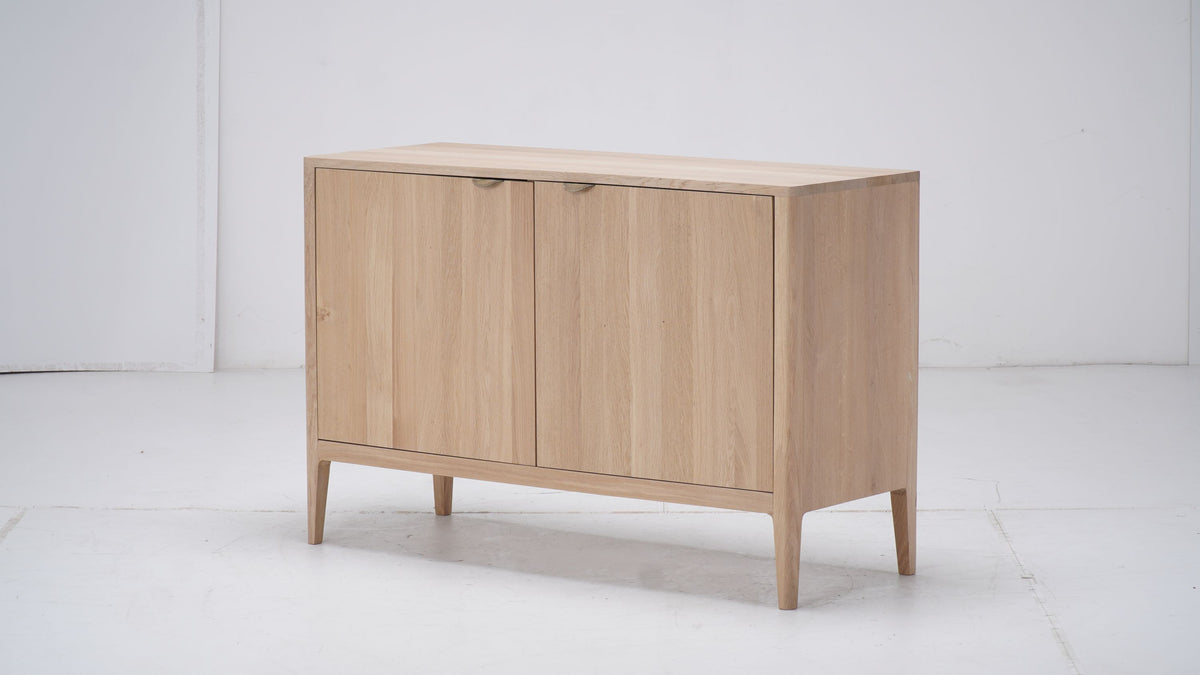 Buffet Ernest, 2 portes D921C, 120 × 45 × 81 cm, vue fabricant 2. Autres meubles et décoration vendus séparément.