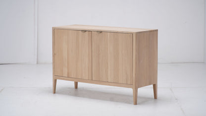 Buffet Ernest, 2 portes D921C, 120 × 45 × 81 cm, vue fabricant 2. Autres meubles et décoration vendus séparément.