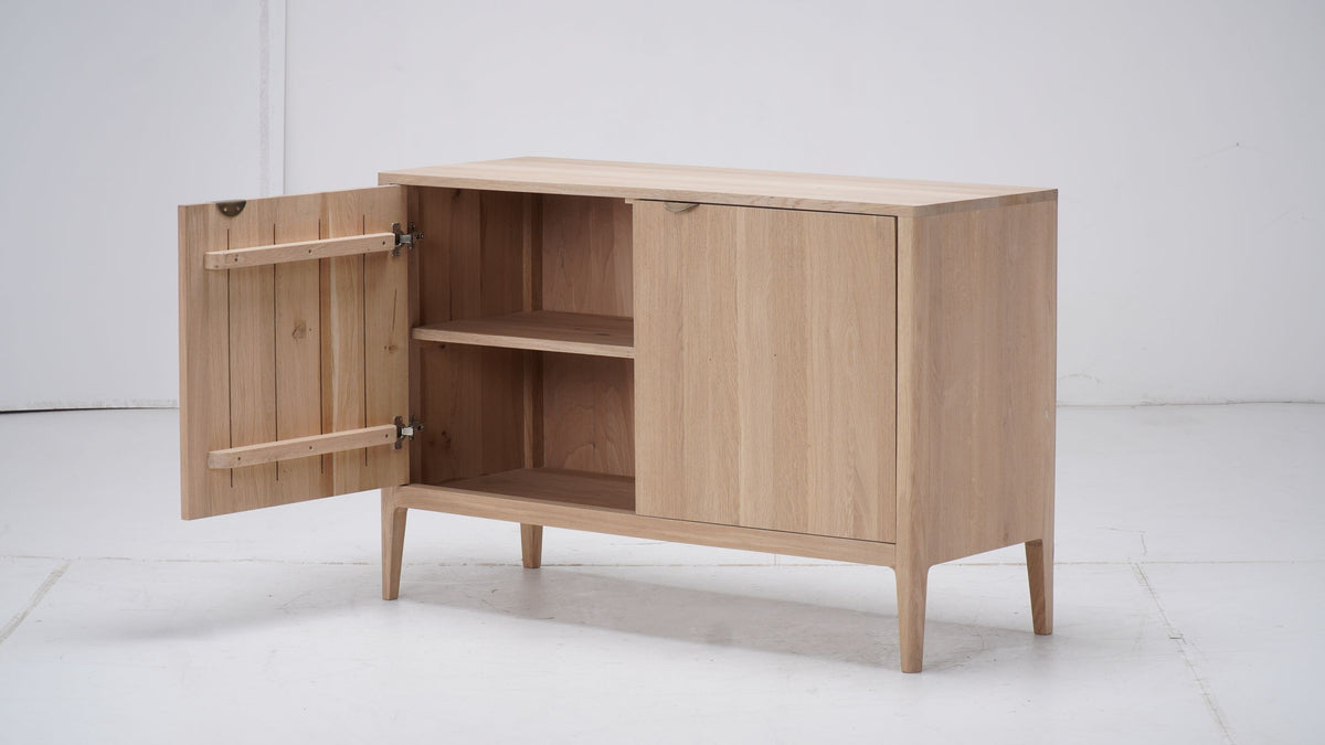 Buffet Ernest, 2 portes D921C, 120 × 45 × 81 cm, vue fabricant 7. Autres meubles et décoration vendus séparément.