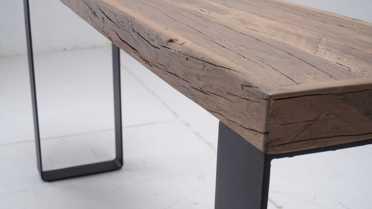 Console Alpa D923C en chêne recyclé, 180 × 35 × 80 cm, vue officielle 4. Autres meubles et décoration vendus séparément.
