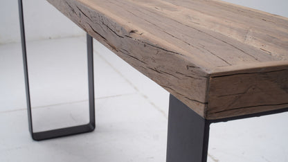 Console Alpa D923C en chêne recyclé, 180 × 35 × 80 cm, vue officielle 4. Autres meubles et décoration vendus séparément.