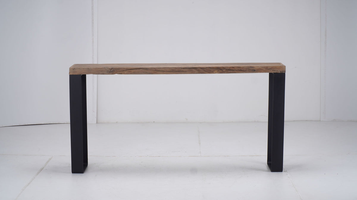 Console Alpa D923C en chêne recyclé, 180 × 35 × 80 cm, vue officielle 2. Autres meubles et décoration vendus séparément.