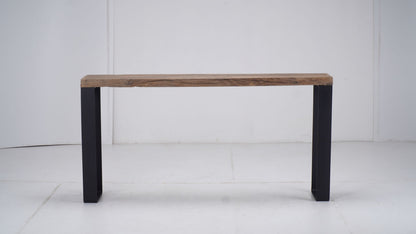 Console Alpa D923C en chêne recyclé, 180 × 35 × 80 cm, vue officielle 2. Autres meubles et décoration vendus séparément.