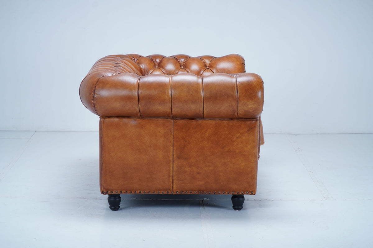 Canapé Chesterfield DT24/180, vue officielle 6. Autres meubles éventuellement présentés vendus séparément.