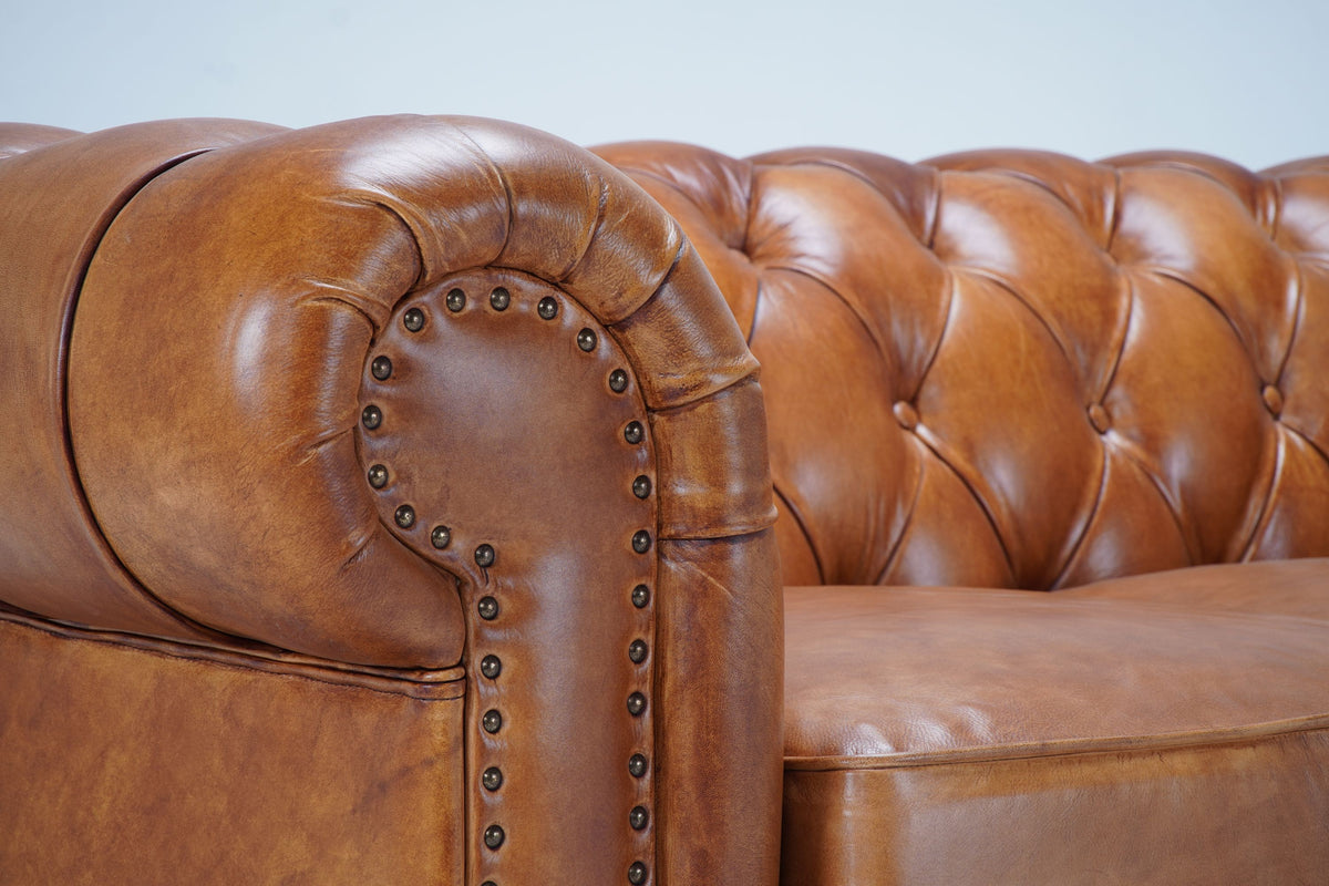 Canapé Chesterfield DT24/180, vue officielle 7. Autres meubles éventuellement présentés vendus séparément.