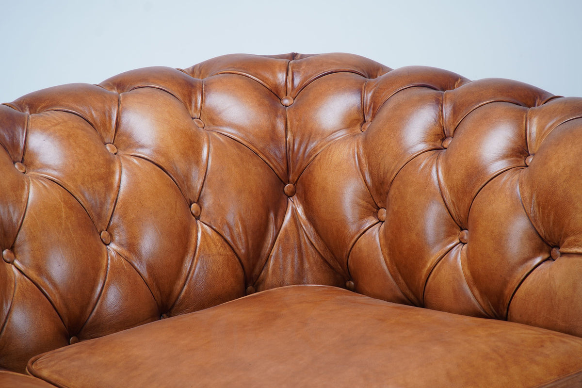 Canapé Chesterfield DT24/180, vue officielle 8. Autres meubles éventuellement présentés vendus séparément.