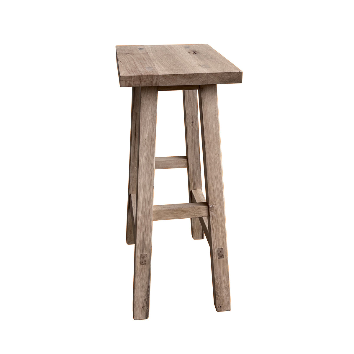 Tabouret de bar en chêne recyclé D927C, 45 × 28 × 65 cm, vue officielle 4. Autres meubles et décoration vendus séparément.