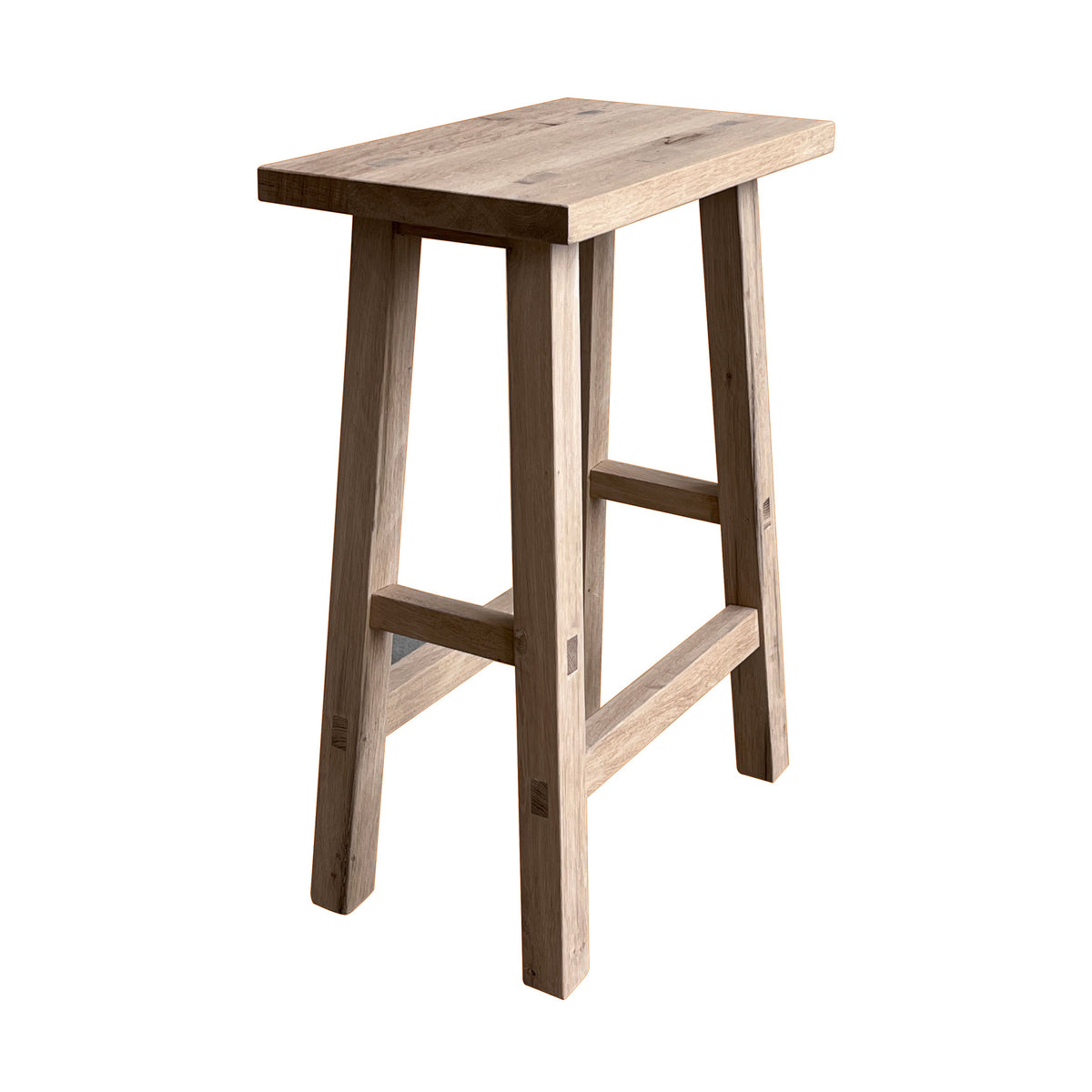 Tabouret de bar en chêne recyclé D927C, 45 × 28 × 65 cm, vue officielle 3. Autres meubles et décoration vendus séparément.