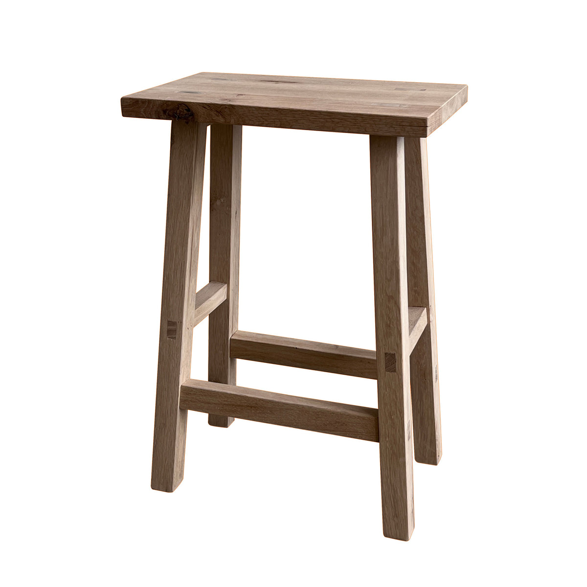 Tabouret de bar en chêne recyclé D927C, 45 × 28 × 65 cm, vue officielle 2. Autres meubles et décoration vendus séparément.
