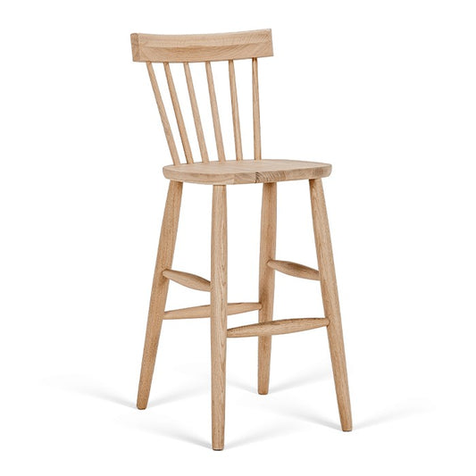 Chaise de bar Oslo en chêne D939C, 41 × 50 × 101 cm, vue officielle 1. Autres meubles et décoration vendus séparément.