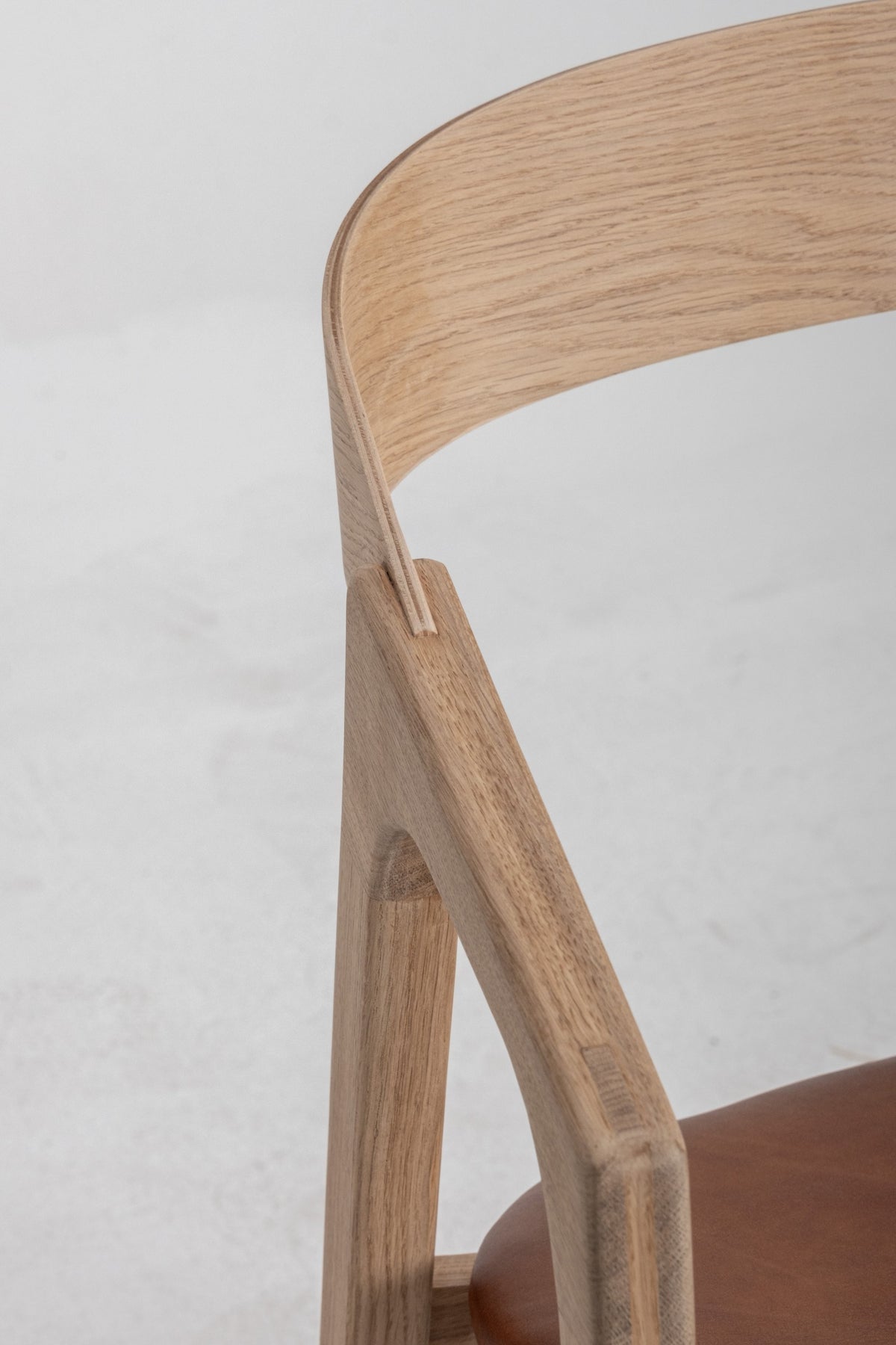 Chaise Lina en chêne DT85, vue officielle 4. Siège vendu à l’unité.