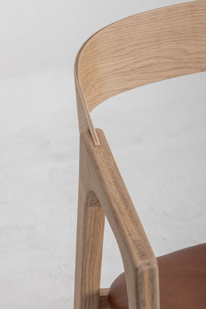 Chaise Lina en chêne DT85, vue officielle 4. Siège vendu à l’unité.