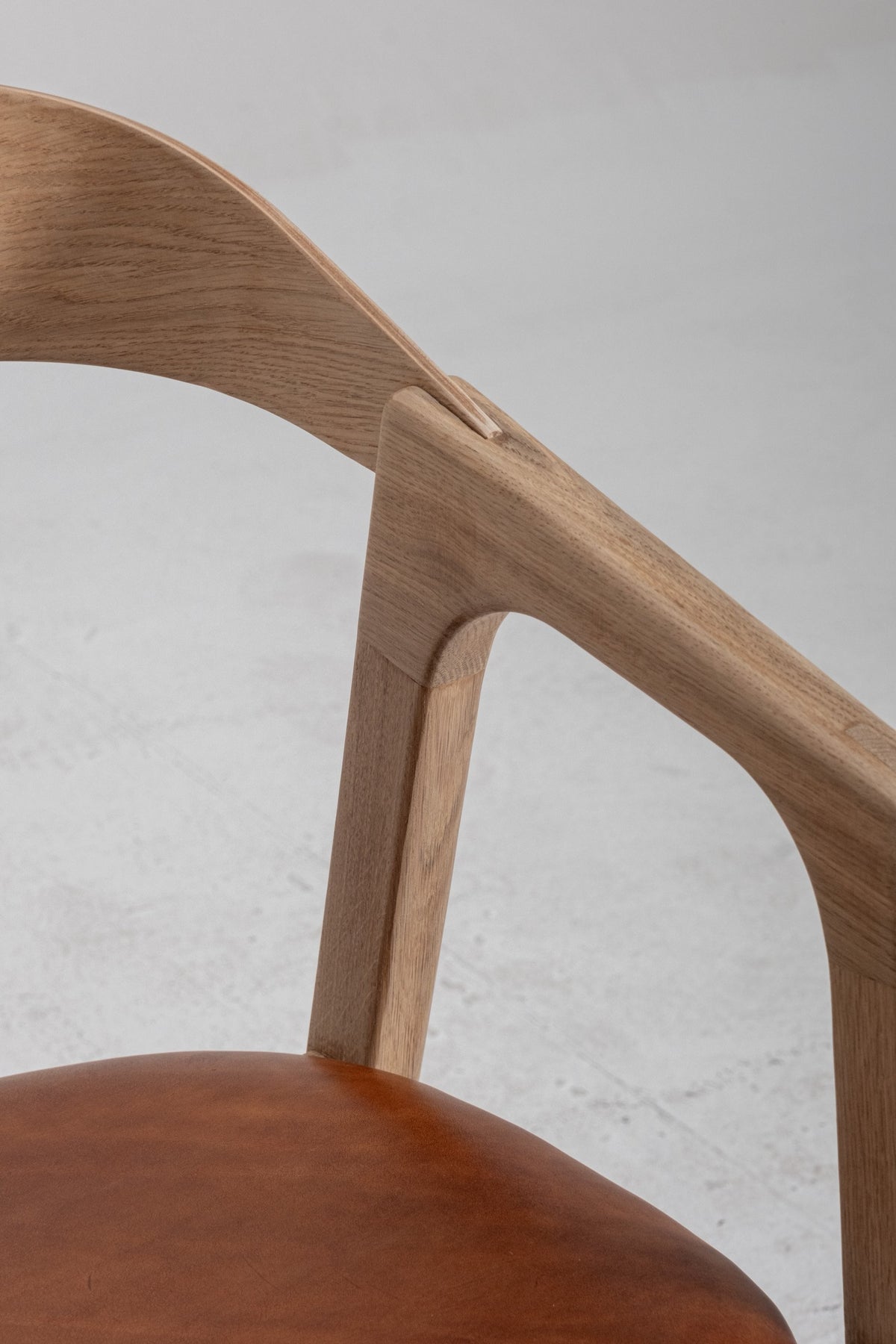Chaise Lina en chêne DT85, vue officielle 5. Siège vendu à l’unité.