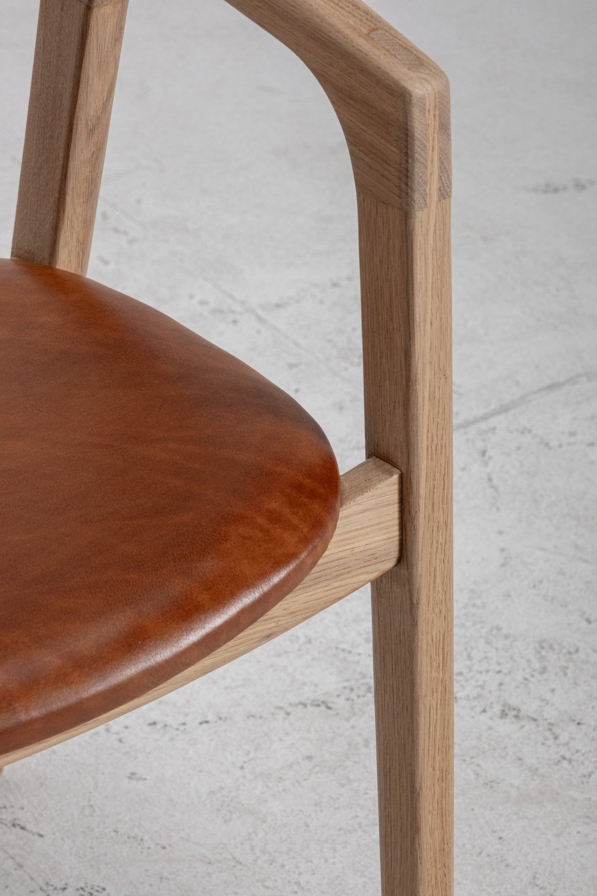 Chaise Lina en chêne DT85, vue officielle 6. Siège vendu à l’unité.
