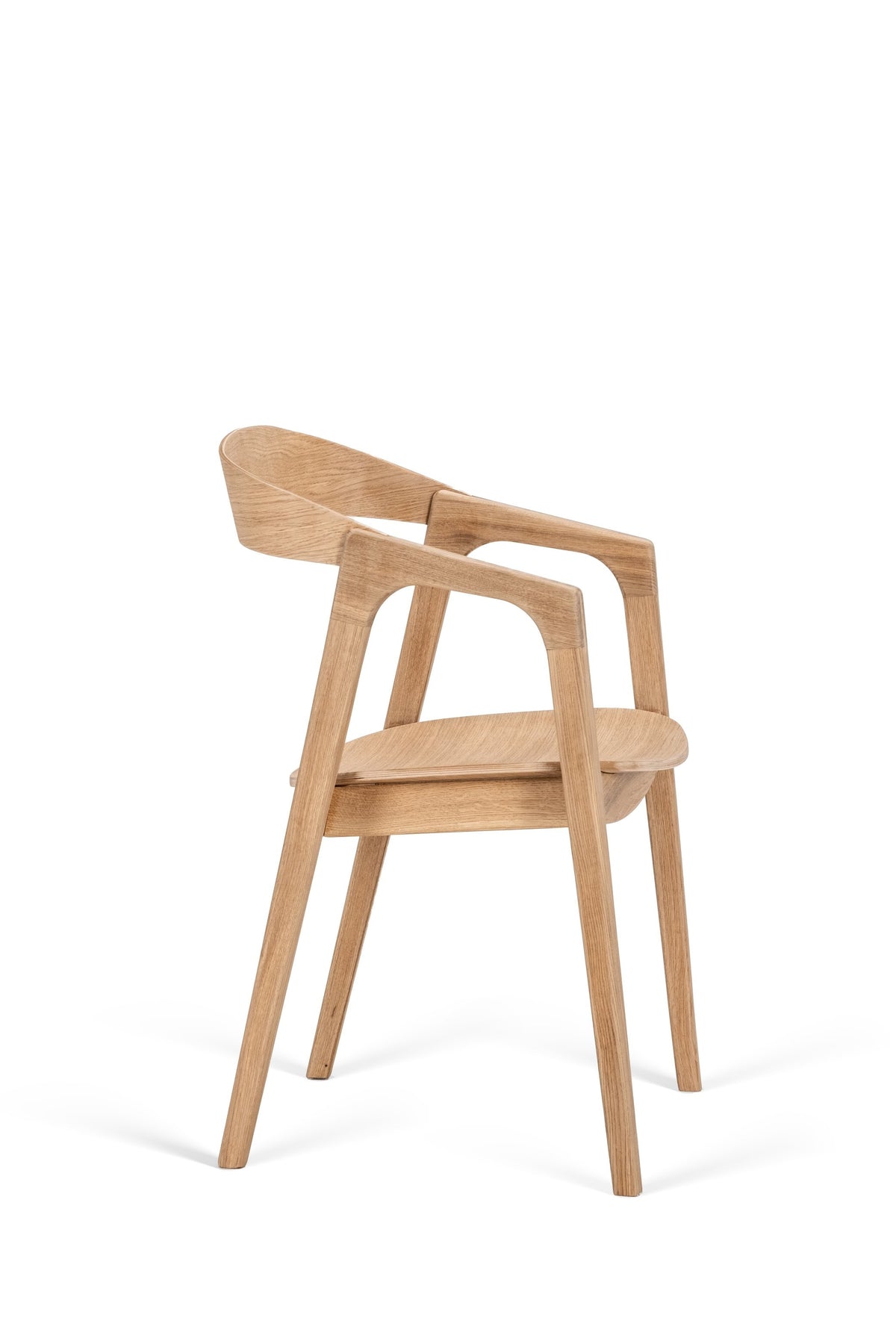 Chaise Lina en chêne SDT85C, 55 × 53 × 79 cm, vue officielle 2. Autres meubles et décoration vendus séparément.