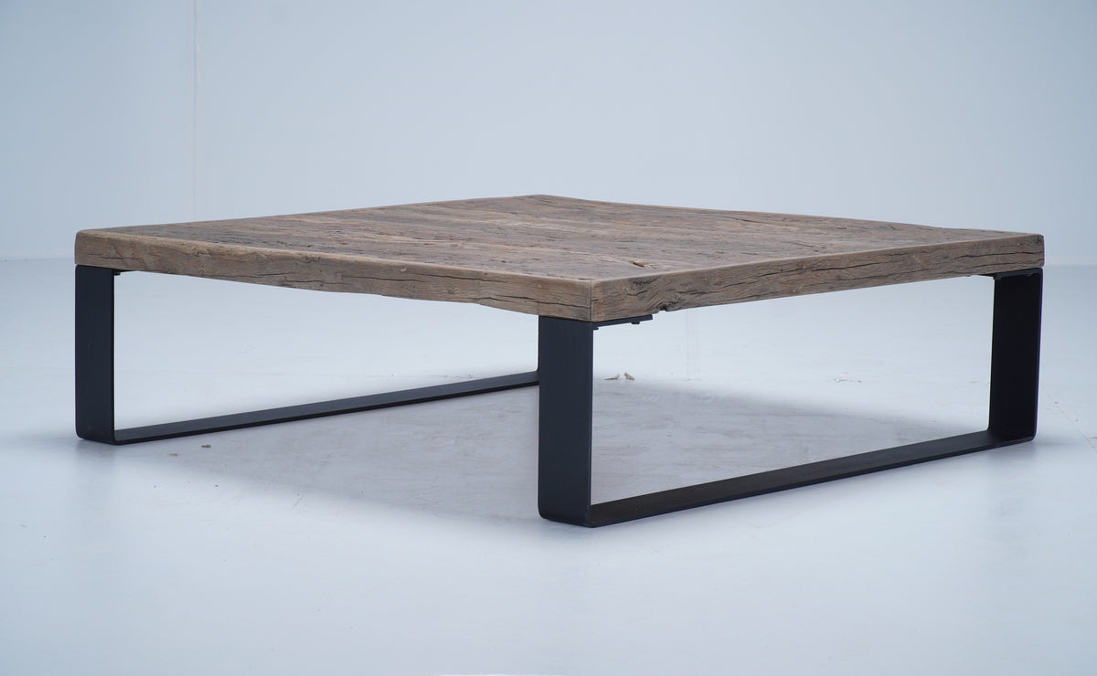 Table basse Alpa en vieux chêne D899, 120 × 120 × 37 cm, vue fabricant 4. Autres meubles et décoration vendus séparément.