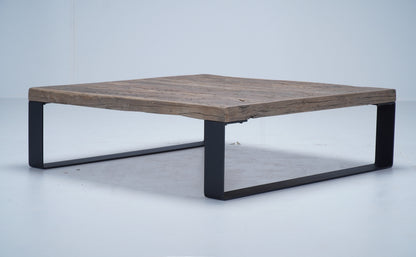 Table basse Alpa en vieux chêne D899, 120 × 120 × 37 cm, vue fabricant 4. Autres meubles et décoration vendus séparément.