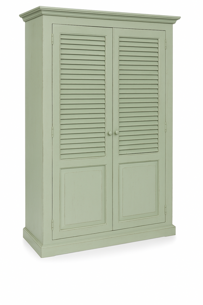 Armoire Solange Persienne, 2 portes D497, 120 × 50 × 190 cm, vue officielle 1. Autres meubles et décoration vendus séparément.