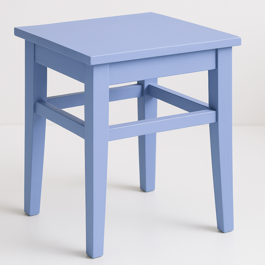 Tabouret en pin D028, 35 × 35 × 45 cm, vue officielle 2. Autres meubles et décoration vendus séparément.