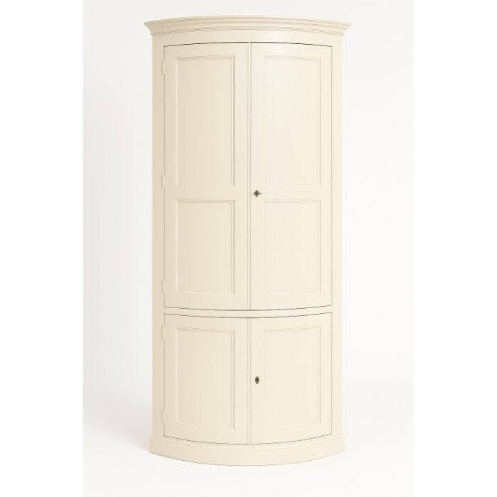 Encoignure Léontine D632, 89 × 56 × 220 cm, vue officielle 2. Autres meubles et décoration vendus séparément.