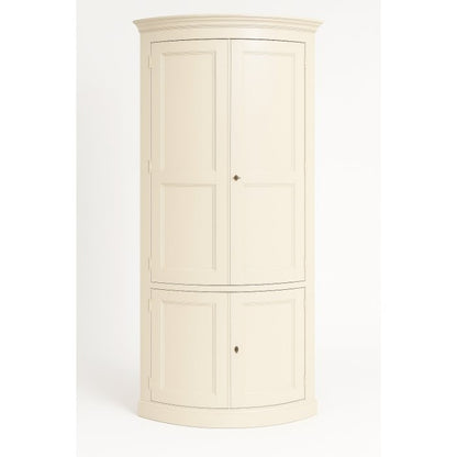 Encoignure Léontine D632, 89 × 56 × 220 cm, vue officielle 2. Autres meubles et décoration vendus séparément.