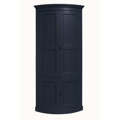 Encoignure Léontine D632, 89 × 56 × 220 cm, vue officielle 3. Autres meubles et décoration vendus séparément.