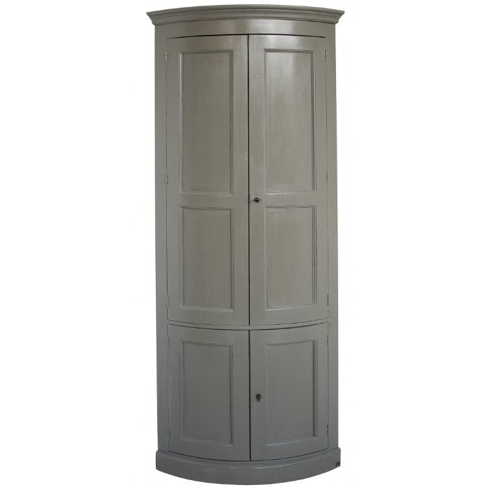 Encoignure Léontine D632, 89 × 56 × 220 cm, vue officielle 1. Autres meubles et décoration vendus séparément.