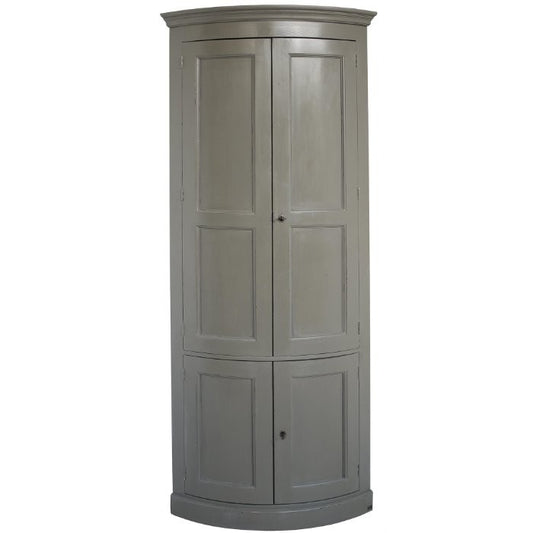 Encoignure Léontine D632, 89 × 56 × 220 cm, vue officielle 1. Autres meubles et décoration vendus séparément.