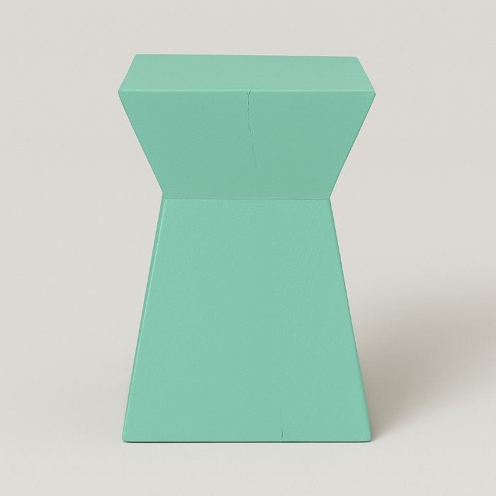 Tabouret Brane en pin D898, 30 × 30 × 45 cm, vue officielle 2. Autres meubles et décoration vendus séparément.