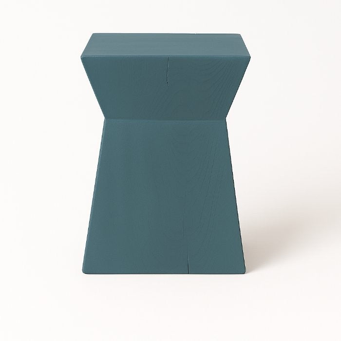 Tabouret Brane en pin D898, 30 × 30 × 45 cm, vue officielle 3. Autres meubles et décoration vendus séparément.