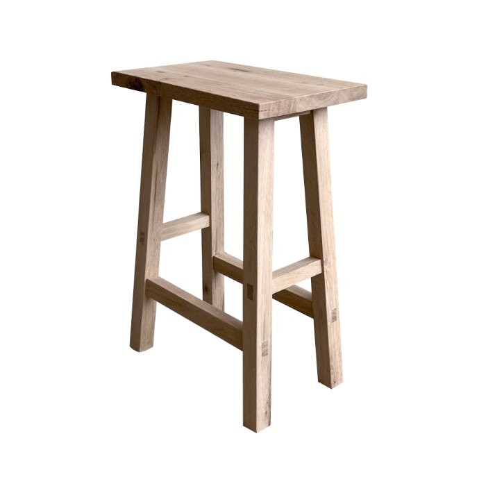 Tabouret de bar en chêne recyclé D927C, 45 × 28 × 65 cm, vue officielle 1. Autres meubles et décoration vendus séparément.