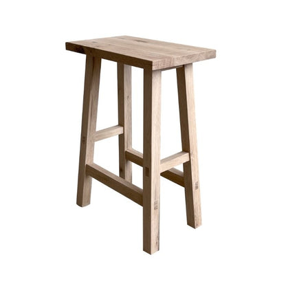 Tabouret de bar en chêne recyclé D927C, 45 × 28 × 65 cm, vue officielle 1. Autres meubles et décoration vendus séparément.