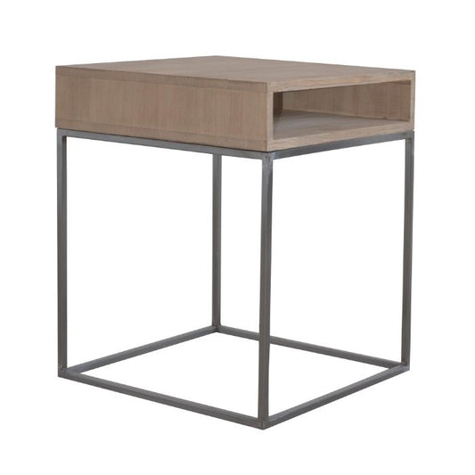 Bout de canapé New York en pin et métal D729, 50 × 50 × 61 cm, vue officielle 1. Autres meubles et décoration vendus séparément.