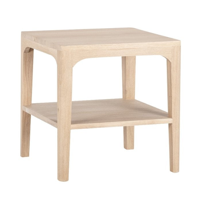 Bout de canapé Ernest avec étagère D943C, 48 × 48 × 50 cm, vue fabricant 1. Autres meubles et décoration vendus séparément.