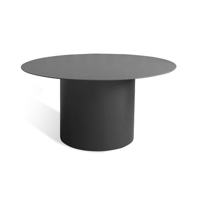 Table basse Zénith en métal noir D934, 80 × 80 × 45 cm, vue officielle 1. Autres meubles et décoration vendus séparément.