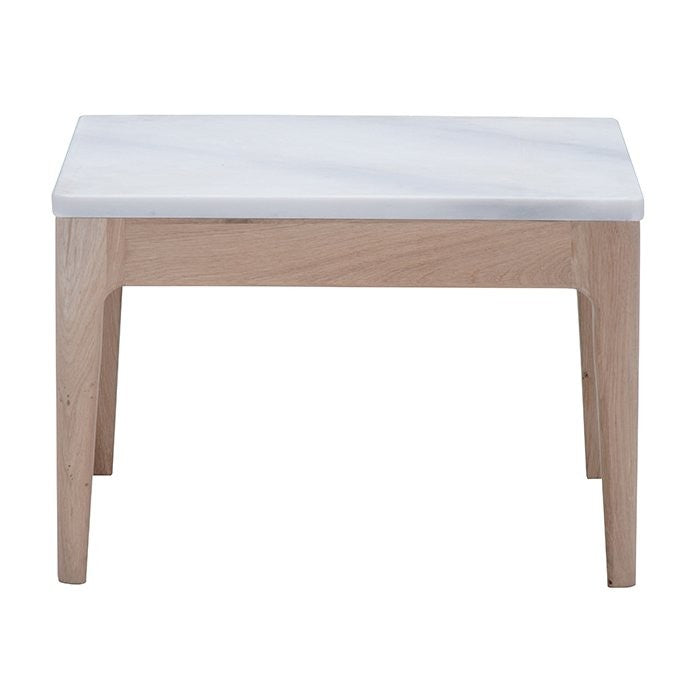 Table d’appoint Ernest D903 en chêne et marbre, 50 × 50 × 32 cm, vue 1. Décoration vendue séparément.
