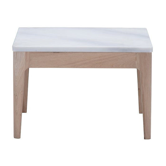Table d’appoint Ernest D903 en chêne et marbre, 50 × 50 × 32 cm, vue 1. Décoration vendue séparément.