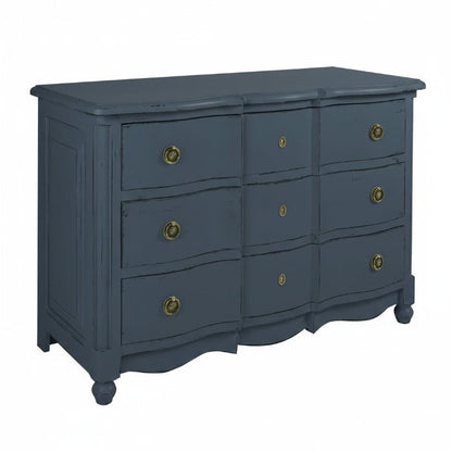 Commode Albane à façade arbalète D559, 130 × 59 × 90 cm, vue officielle 3. Autres meubles et décoration vendus séparément.