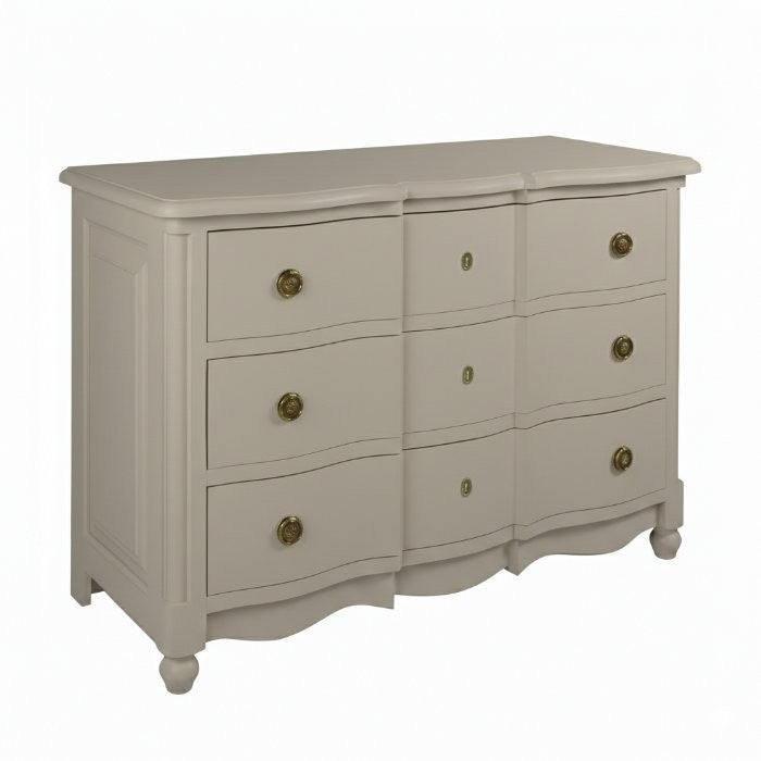 Commode Albane à façade arbalète D559, 130 × 59 × 90 cm, vue officielle 5. Autres meubles et décoration vendus séparément.