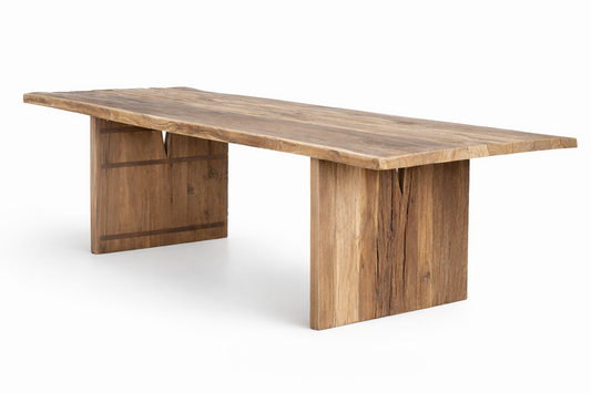 Table Victor en bois de grange D924BARN, format 220 × 100 × 75 cm, vue officielle 1. Autres meubles et décoration vendus séparément.