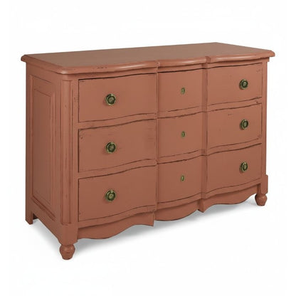 Commode Albane à façade arbalète D559, 130 × 59 × 90 cm, vue officielle 6. Autres meubles et décoration vendus séparément.