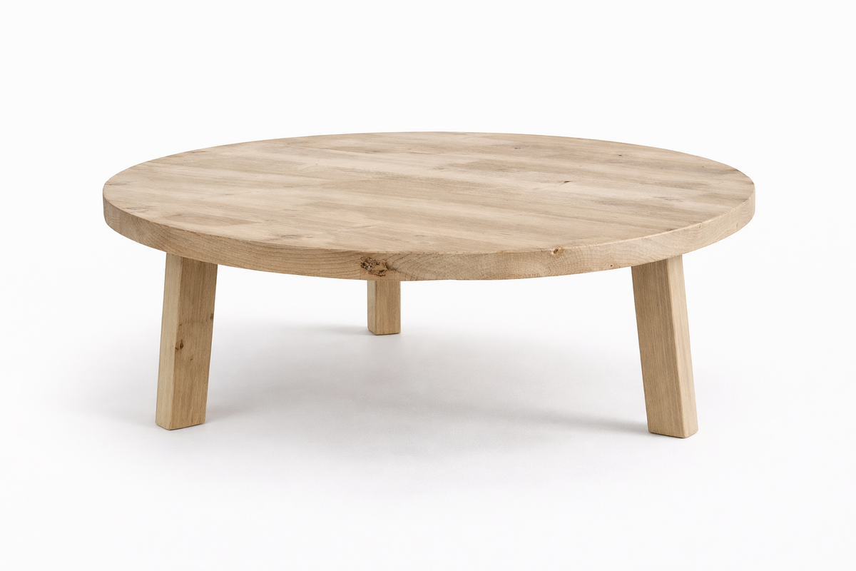 Table basse ronde Anatole en pin recyclé D873, 100 × 100 × 40 cm, vue officielle 1. Autres meubles et décoration vendus séparément.