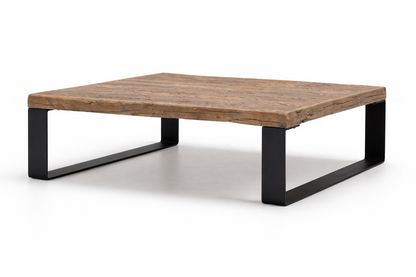 Table basse Alpa en vieux chêne D899, 120 × 120 × 37 cm, vue fabricant 1. Autres meubles et décoration vendus séparément.