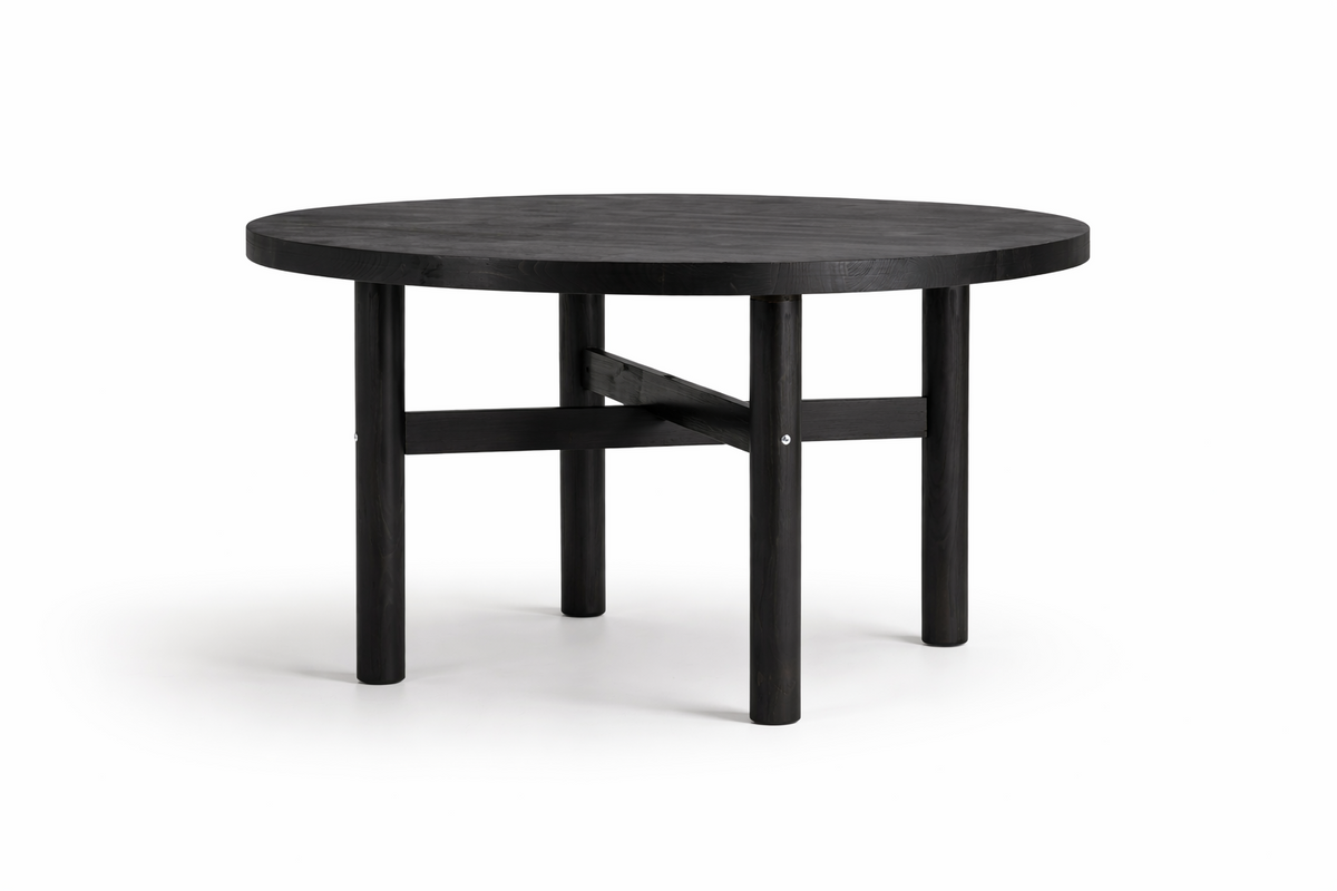 Table ronde en pin D919, 130 × 130 × 75 cm, vue officielle 2. Autres meubles et décoration vendus séparément.